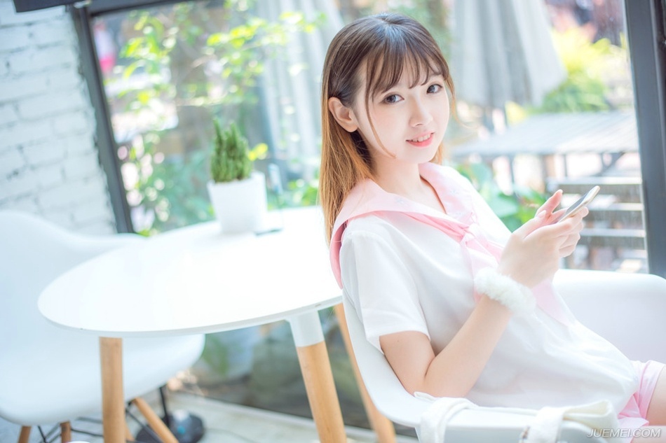 “跪下！”两名斥候将俘虏压倒在魏延面前。